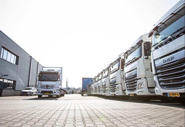 Vrachtwagens van Kuijpers Rental